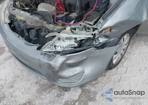 2005 Toyota Camry Le z USA, uszkodzony, nr VIN 4T1BE32K05U951045